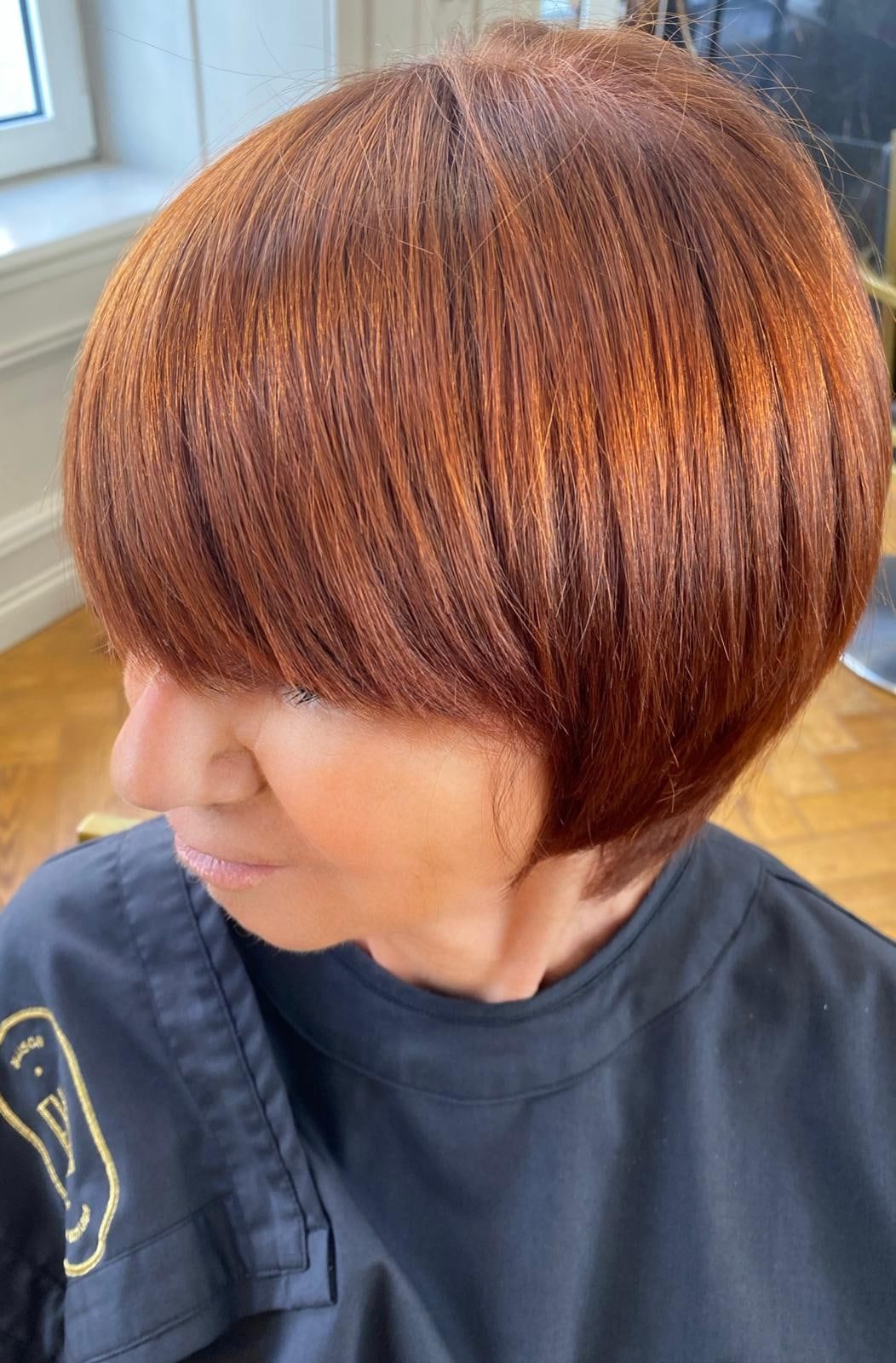 Carré court avec frange en coloration cuivrée, réalisé à la Maison de Coiffure Eva
