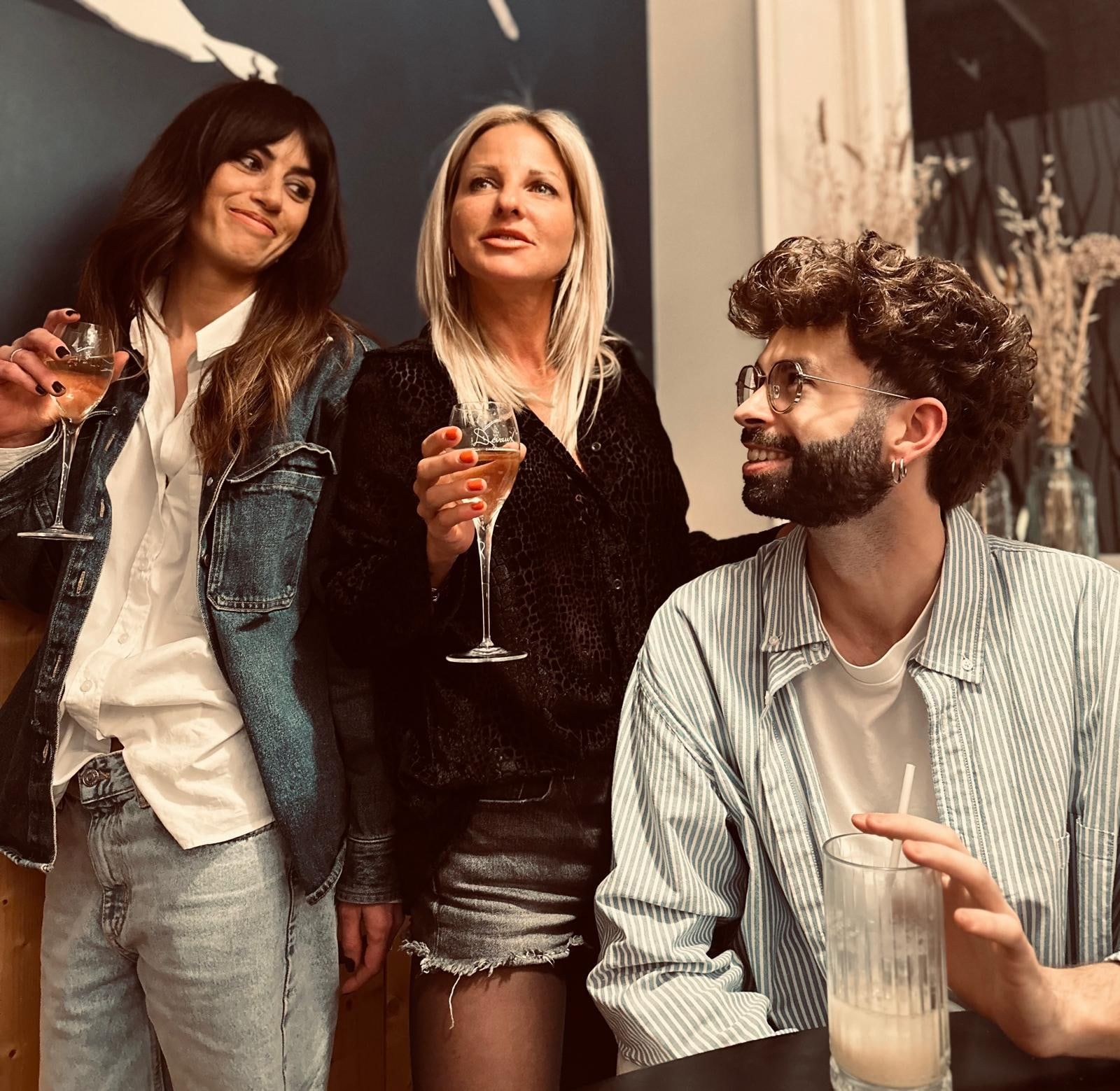 Trois coiffeurs de la Maison de Coiffure Eva partagent un verre et un moment de complicité